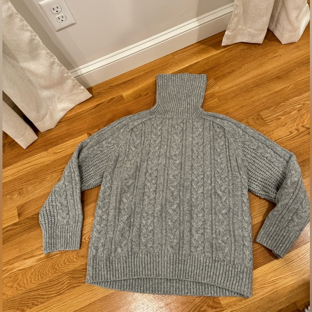 Abercrombie & Fitch Gray Cable Knit Sweater Never Worn